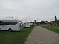 Op de grote camperplaats dicht bij de stad
