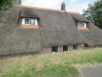 Huizen verscholen achter de dijk