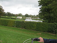 Langs een grote camping