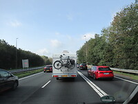 In de file