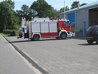 De brandweerauto staat buiten