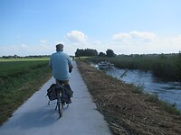 Plezierbootjes naast het fietspad