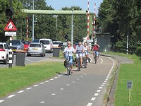 Daar komen de dames aan, wij waren al voorbij de brug toen hij open ging en de dames moesten wachten