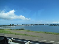 Er liggen veel boten in de haven van Enkhuizen