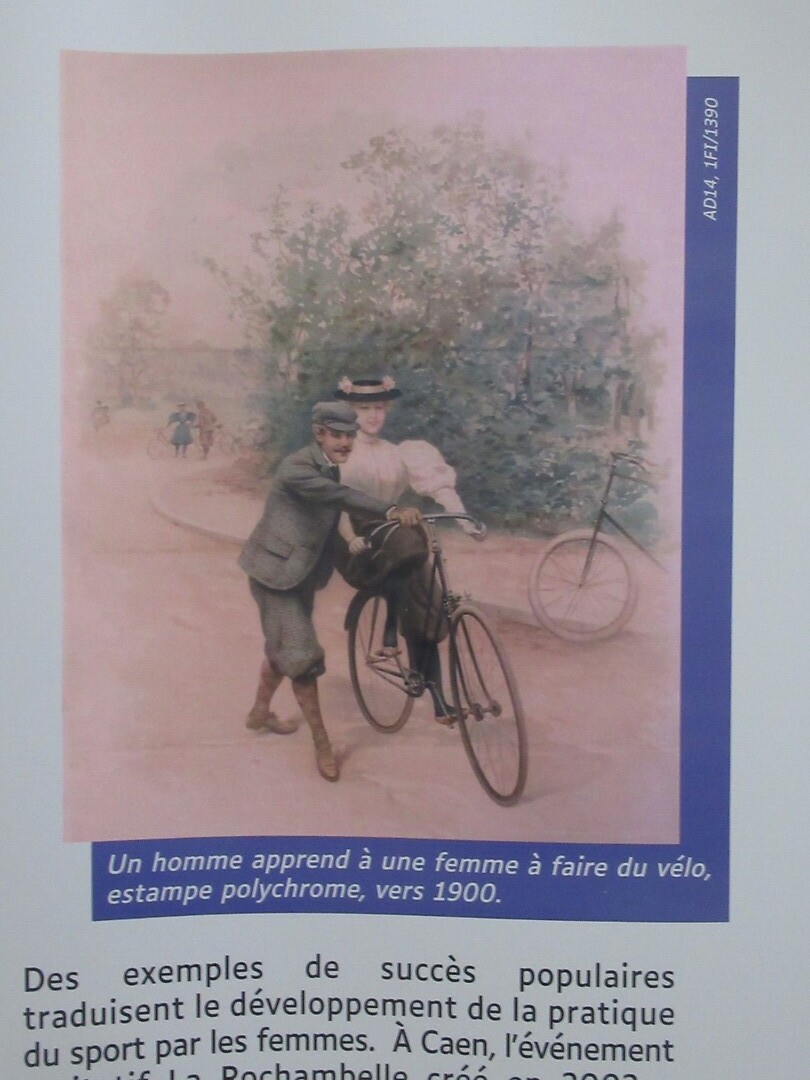 Hier leert een man een vrouw fietsen leren (1900)