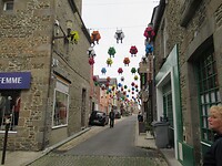 Vroeger gingen de schapen door de straat naar het land, nu hangen ze in de lucht