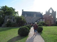 We lopen naar de abdij