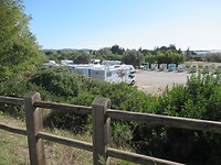 Langs een camperplaats