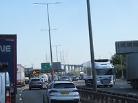 Op de achtergrond de Elisabeth II brug voor verkeer van noord naar zuid