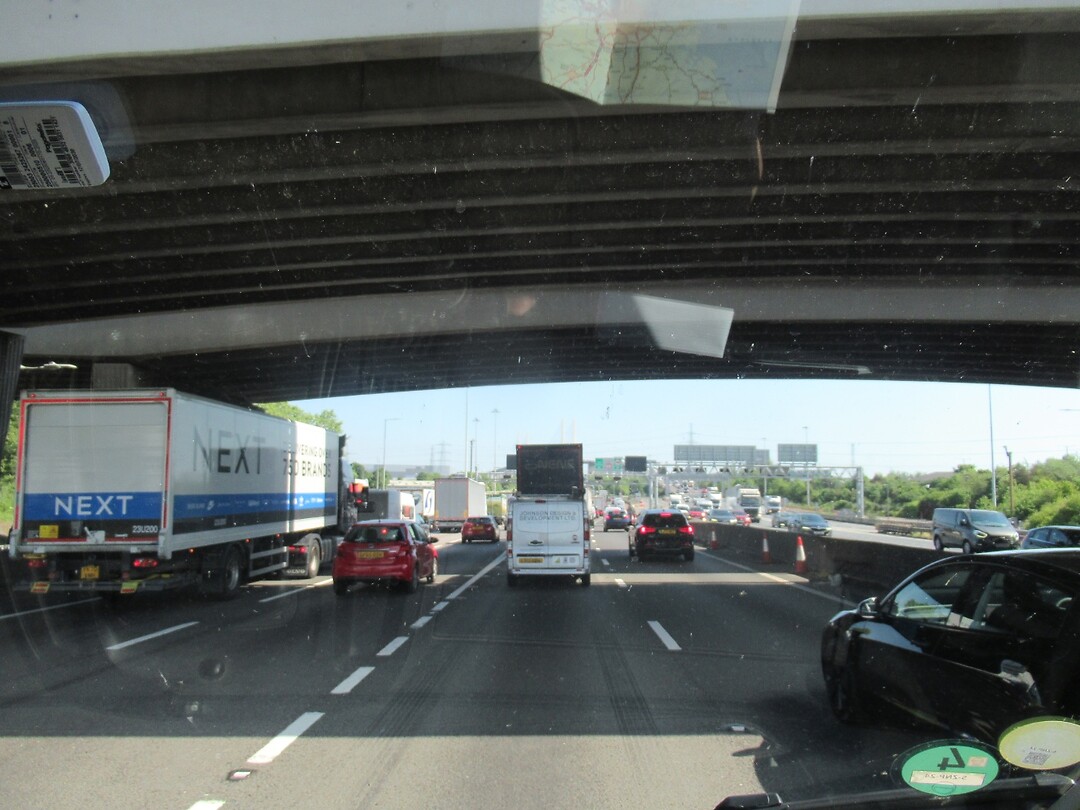 Bijzonder druk als we de tunnel in gaan