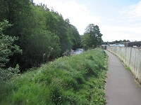We lopen langs de rivier naar de stad