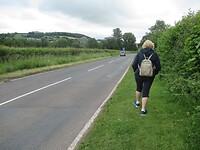 Aan de wandel, eerst door de berm langs de drukke weg