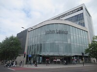 We zijn in de stad met enorme winkels