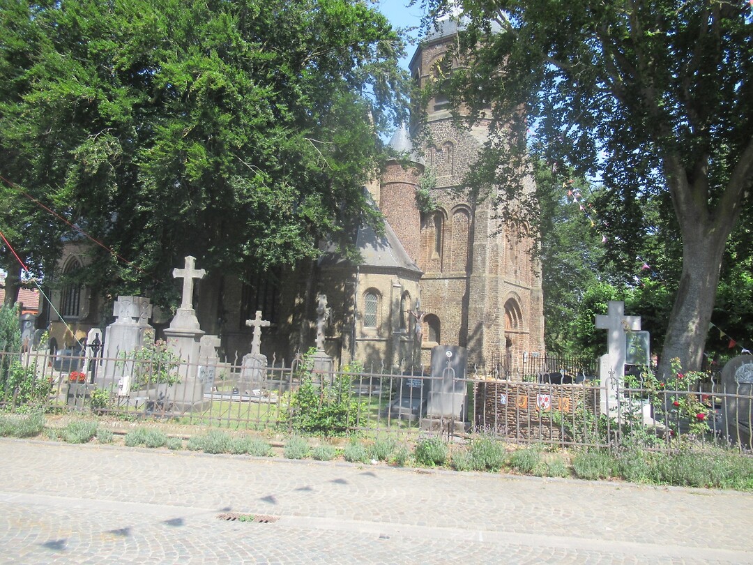 De oude kerk achter de bomen