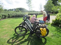 Zijn op hun nieuwe fietsen