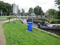 Moesten even wachten voor het bruggetje