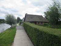 Fietspad dicht langs de huizen
