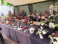 Prachtige kunstbloemen van zijde gemaakt