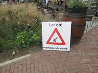 Goed uitkijken dus anders heb je een glas bier over je kleren!