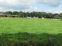De camperplaats vanaf de weg