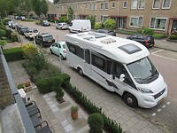 Camper voor de deur