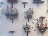 Door een zijraampje, bootjes aan de muur