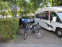 De was hangt (meeste achter de camper) en de fietsen staan klaar