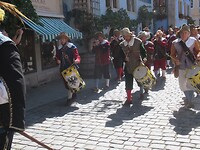 Met trommels en fluiten door de atad