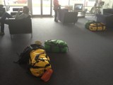 Hoe grappig een stel met precies dezelfde tas @ autoverhuur bedrijf