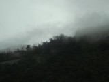 Wolken zwevend door de bergen