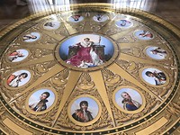 Prachtige tafel met alle betrokkenen van Austerlitz in verwerkt