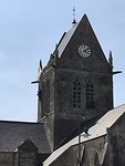 De kerk van Sainte Mere Eglise met parachutist