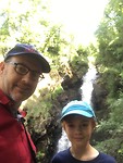 de mannen aan de waterval