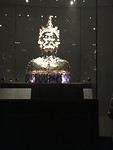 Karel de Grote in het goud, met stuk schedel erin bewaard
