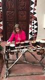 Elise speelt Djembe