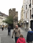 een oude toren en stuk stadsmuur van Bonn