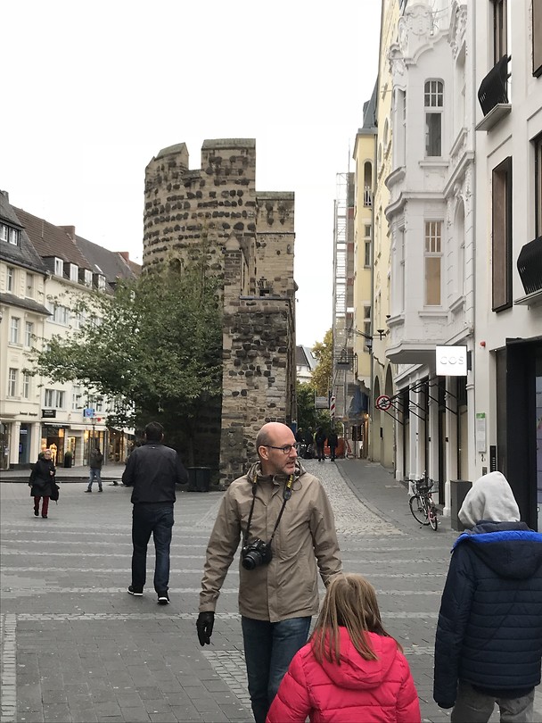 een oude toren en stuk stadsmuur van Bonn