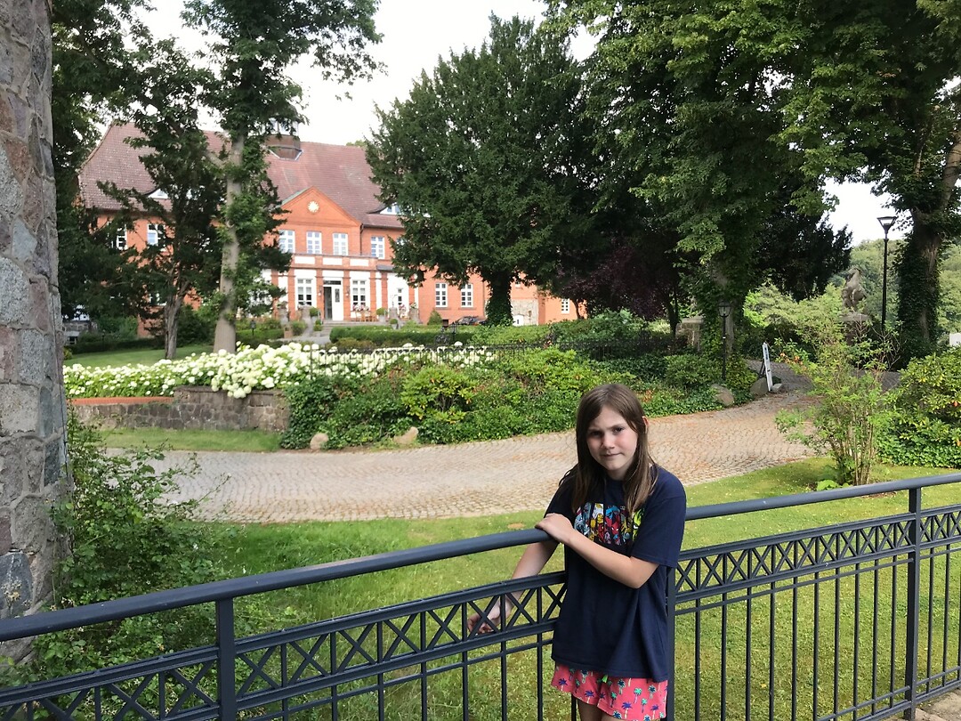 Elise aan het Schloss Basthorst
