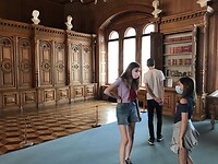 De bibliotheek, met gesloten deuren