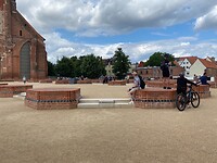 Er staan nu stenen waar vroeger de muren en zuilen stonden van de kerk