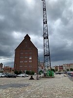 Havengebouw en donkere wolken