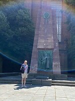 Koen en het monument voor de gesneuvelde Russen