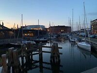 De haven van Stralsund in de avond
