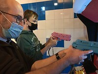Koen en Arthur spelen een spelletje