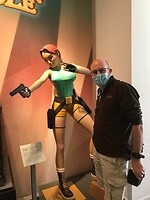 Koen met een oudere versie van Lara Croft