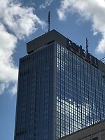 Het hotel waar de molkandidaten aan een kabel hingen