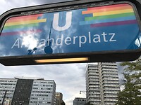 Alexanderplatz in regenboogkleuren