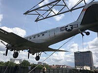 Dakota vliegtuig op dak van Technikmuseum
