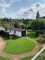 Uitzicht over de tuin van ons terras