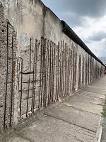 Muur waar er stukjes uit gekapt zijn als souvenir